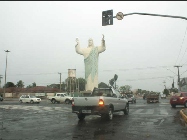  Em Tr&ecirc;s Lagoas, chuva com vento provoca estragos