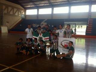 Aral Moreira celebra conquista inédita do Estadual de Futsal. (Foto: Divulgação)