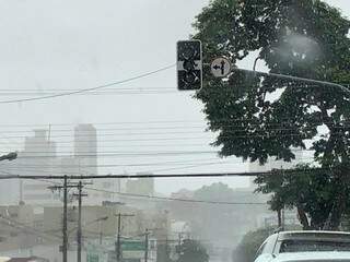 Semáforo desligou com a força da chuva na Rui Barbosa (Foto: Direto das Ruas)