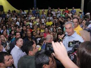 Reinaldo Azambuja durante a festa no seu comitê central (Foto: Kisie Ainoã)