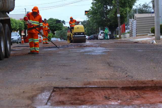 Com chuva, trabalhadores param tapa-buraco de &quot;duas a tr&ecirc;s vezes&quot; por dia