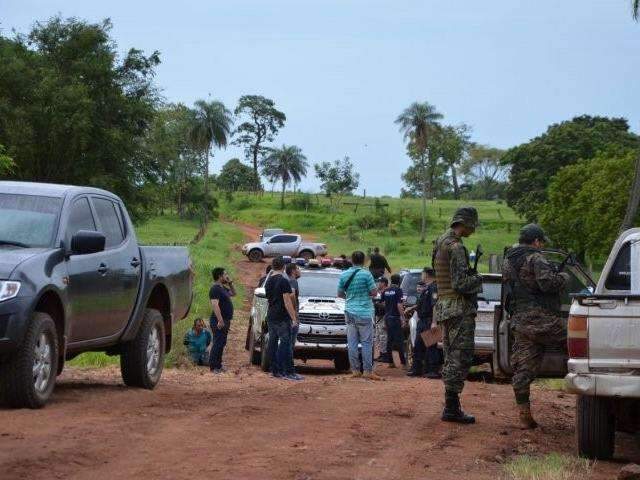 Dois foram presos, mas um suspeito fugiu de tiroteio com mortes na fronteira 