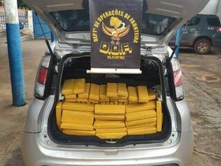 Tabletes de maconha estavam sendo transportados no porta-malas do veículo. (Foto: Divulgação/DOF) 