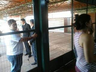Candidatos tiveram problema de acesso na chegada a UCDB (Foto: Pedro Peralta)