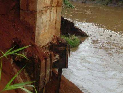 V&iacute;deo mostra momento em que ponte de 60 metros desmorona