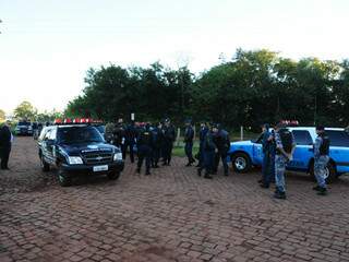 Policiais durante a operação. (Foto: Rodrigo Panizato)