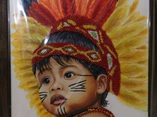 Quadro de bebê índio pintado por Ana com técnica mista (Foto: Kísíe Ainoã)