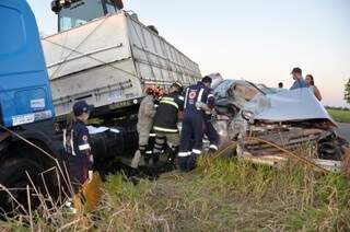 O Corolla, onde estavam os quatro passageiros, ficou totalmente destruído. (Foto: Márcio Rogério/Nova News)