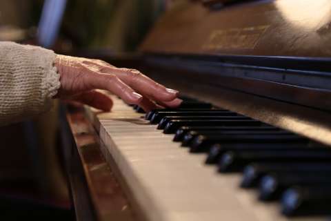 No piano do marido, professora fala do poeta e do hino de MS, feito em 1 dia   
