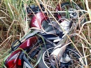 Motocicleta estava em meio ao mato alto do terreno baldio. (Foto: Divulgação/PolíciaMunicipal) 