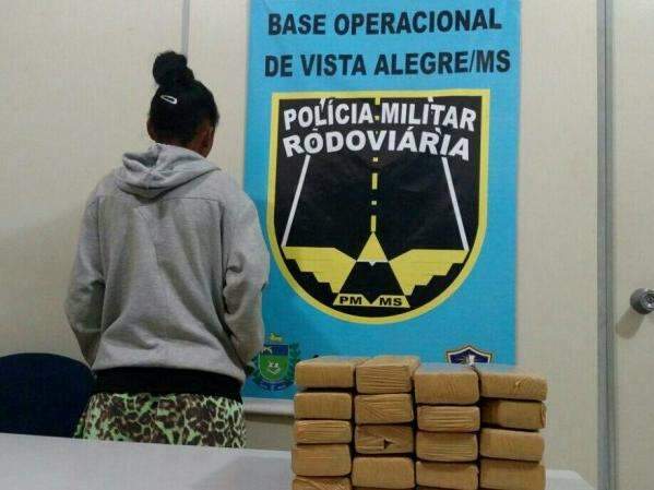 Adolescente é flagrada mala cheia de maconha e pedindo carona em