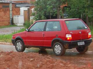 Governador, em seu Fiat Uno vermelho, em périplo pelas ruas do bairro Nova Lima. (Foto: Simão Nogueira)