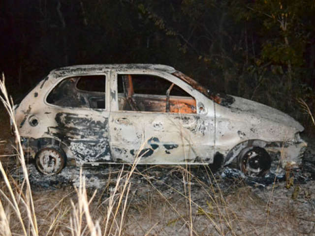  Carro de passeio pega fogo em estrada vicinal de Coxim