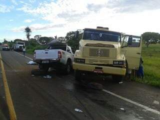 Caminhão parou no acostamento do sentido contrário (Foto: Simão Nogueira)