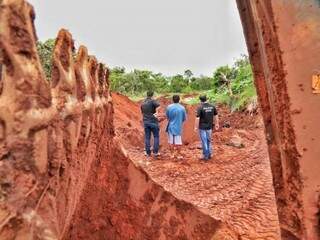 Nando mostrando local onde enterrou suas vítimas e que estão entre os corpos identificados, na última semana, após aquisição de reagentes ao IMOL. (Foto: Arquivo/Fernando Antunes) 