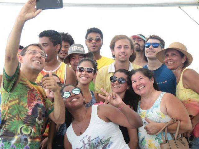 Funcion&aacute;rios fazem &uacute;ltimos ajustes antes do desfile das escolas de samba