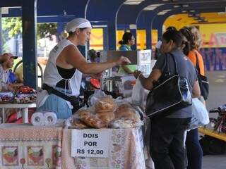 Rosenilda vende pães e bolos no Terminal General Osório há cinco anos. (Foto: Alcides Neto)