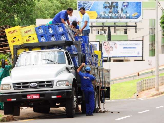 Carga de cerveja por pouco n&atilde;o cai de caminh&atilde;o na rua Cear&aacute; 