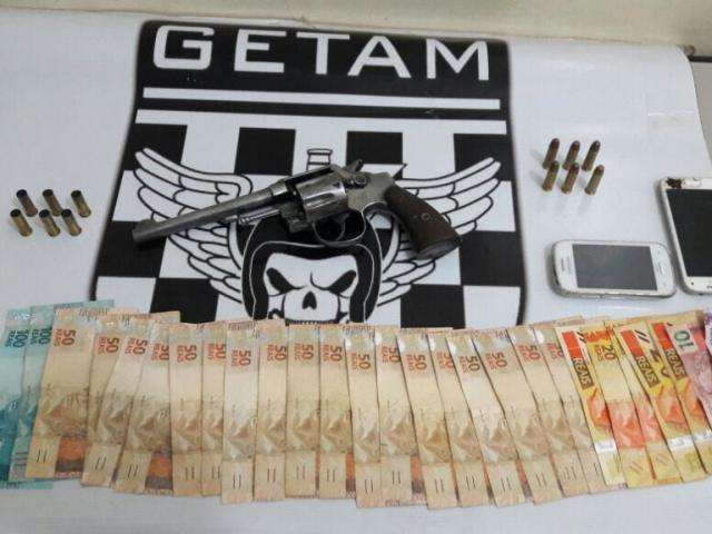 Dupla tentar fugir mas &eacute; presa ap&oacute;s disparar contra conveni&ecirc;ncia e policiais 