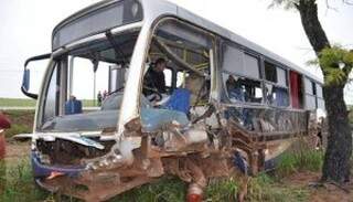 A colisão atingiu a lateral do ônibus, que perdeu o controle e caiu no acostamento. (Foto: Jovem Sul News)