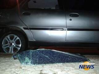 Em quase todos os casos, bandidos quebraram vidro traseiro do lado do passageiro do veículo. (Foto: Marcos Ermínio/Arquivo)