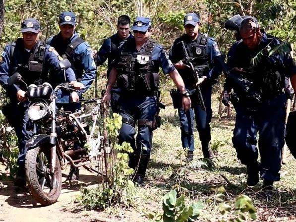 PM encontra esconderijo de motos e objetos furtados em terreno no Uirapuru 