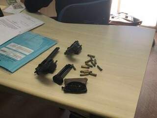 Arma e munições apreendidos com o rapaz de 22 anos (Foto: divulgação/Polícia Federal) 