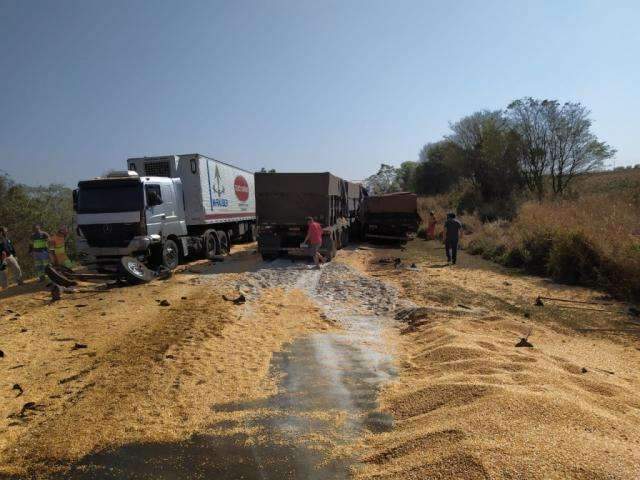 Acidente com morte e feridos envolveu duas carretas e dois caminh&otilde;es