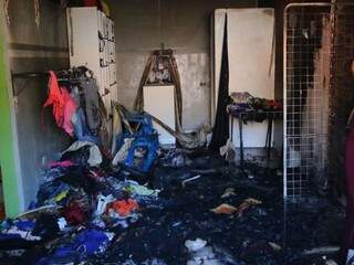 Incêndio destruiu roupas e manequins da loja. Suspeita de curto-circuito (Foto: André Bittar)