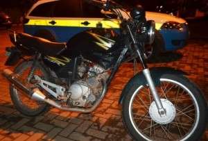 Adolescente b&ecirc;bado &eacute; apreendido ao bater moto em viaturas da PM