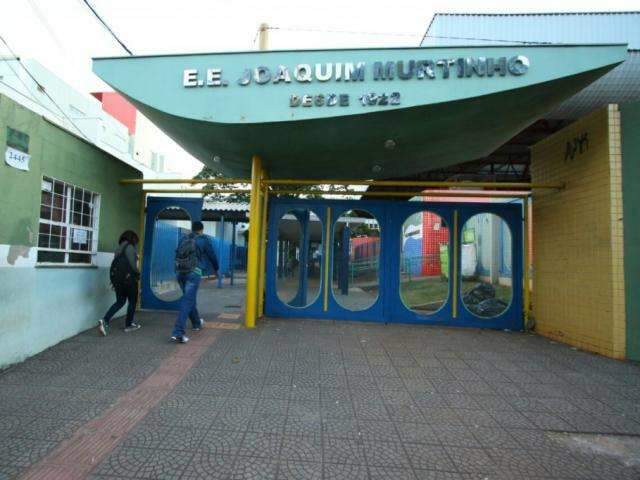 No 2&ordm; dia letivo,  escolas estaduais fechadas e alunos sem aulas