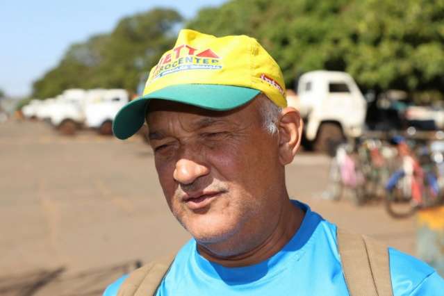 Prefeitura entrega papel como promessa de sacol&atilde;o e grupo encerra protesto 