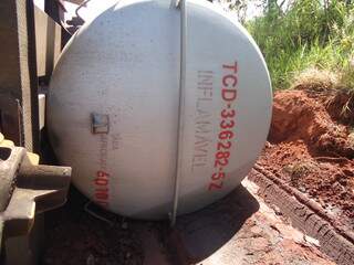 Um dos vagões, tombados no local, derramou pelo menos 67 mil litros de óleo diesel, segundo a PMA. (Foto: Divulgação) 