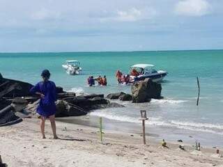 Bombeiros fazem resgate da família que se afogou na Praia de Barra Grande (Foto/Divulgação/7Segundos)