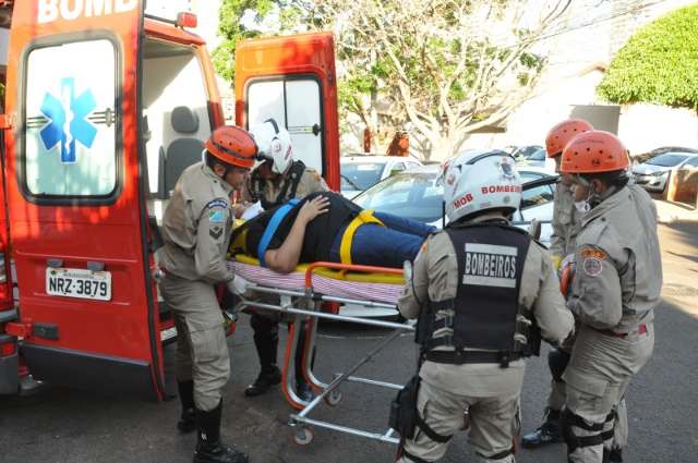 Mulher se atrapalha com sol, invade preferencial e bate em ve&iacute;culo com gr&aacute;vida