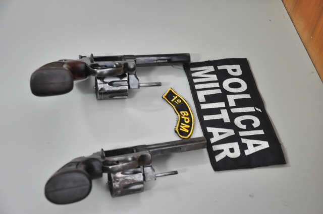  Homem &eacute; denunciado por agredir esposa e acaba preso com armas em casa