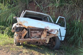 A parte dianteira do Fiat Uno ficou destruída (Foto: Jornal da Nova)
