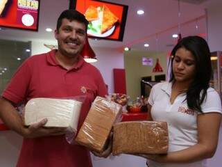 Casal mostra pães em formato diferenciado.  (Foto: Marcelo Victor)