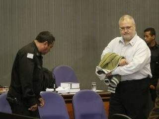Zeolla chegando ao plenário para julgamento pela morte do sobrinho, em 2011. (Foto: Marcelo Victor/Arquivo)