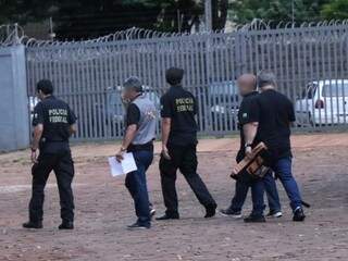Policiais federais ao deixarem a sede da PF em Campo Grande para as buscas (Foto: Henrique Kawaminami)