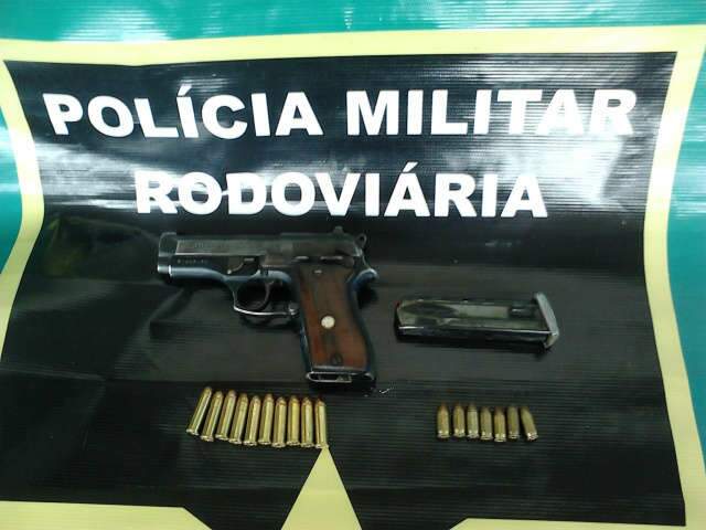  Mulher &eacute; flagrada com pistola 380 em &ocirc;nibus no distrito de Amandina
