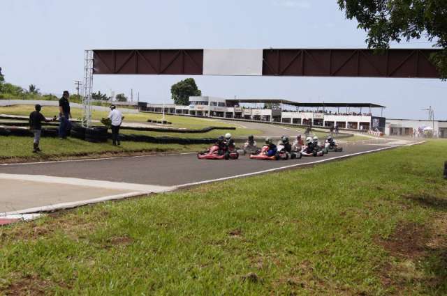 F&atilde;s do automobilismo poder&atilde;o pilotar kart profissional em evento na Capital 