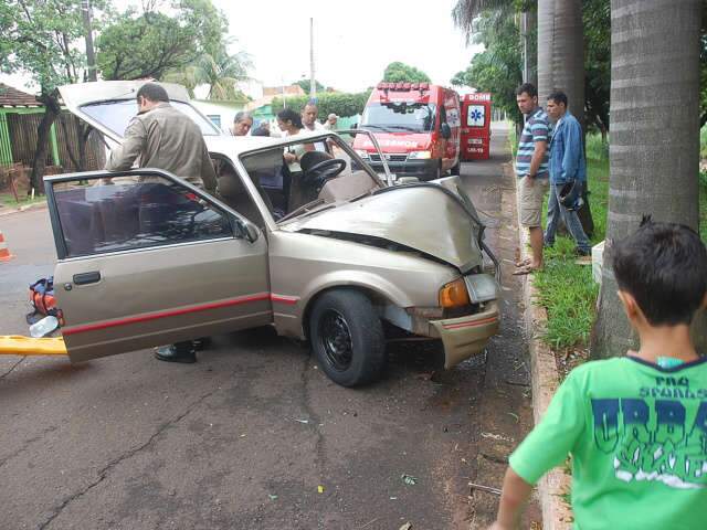  Idoso bate carro em &aacute;rvore e cinco pessoas ficam feridas