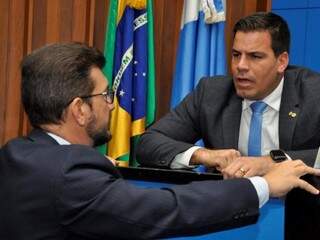 Deputados Pedro Kemp (PT) e Renan Contar (PSL), durante sessão na Assembleia (Foto: Luciana Nassar/ALMS)