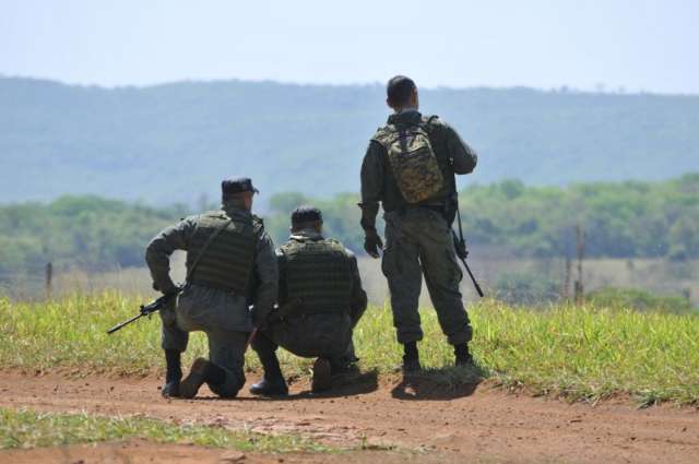 Mais dois suspeitos de tr&aacute;fico s&atilde;o encontrados escondidos em mata