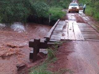 Chuva de 80 mm alaga ruas, invade resid&ecirc;ncia e causa interdi&ccedil;&atilde;o de ponte 