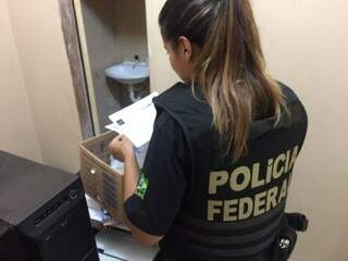 Agente da PF durante cumprimento de um dos mandados de busca e apreensão em Paranhos, em abril deste ano (Foto: PF/Divulgação)