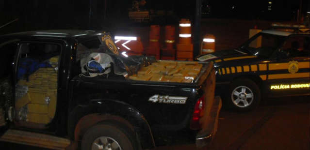  Hilux cai em valeta e PRF descobre 1,3t de maconha em Rio Brilhante