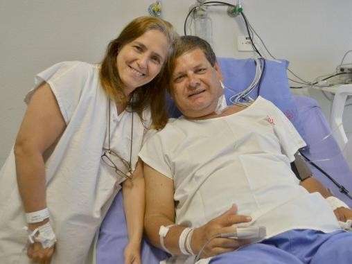 Homem que recebeu rim da esposa comemora volta para casa 