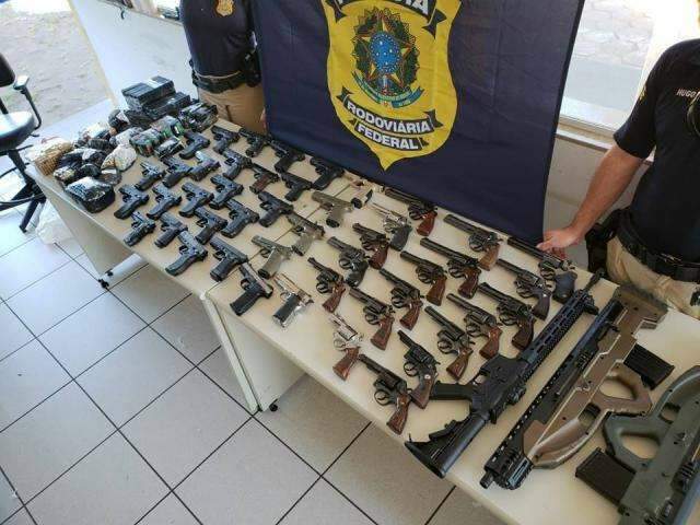 PRF aprende 50 armas e mais de 2,5 mil muni&ccedil;&otilde;es em ve&iacute;culo na BR-267
